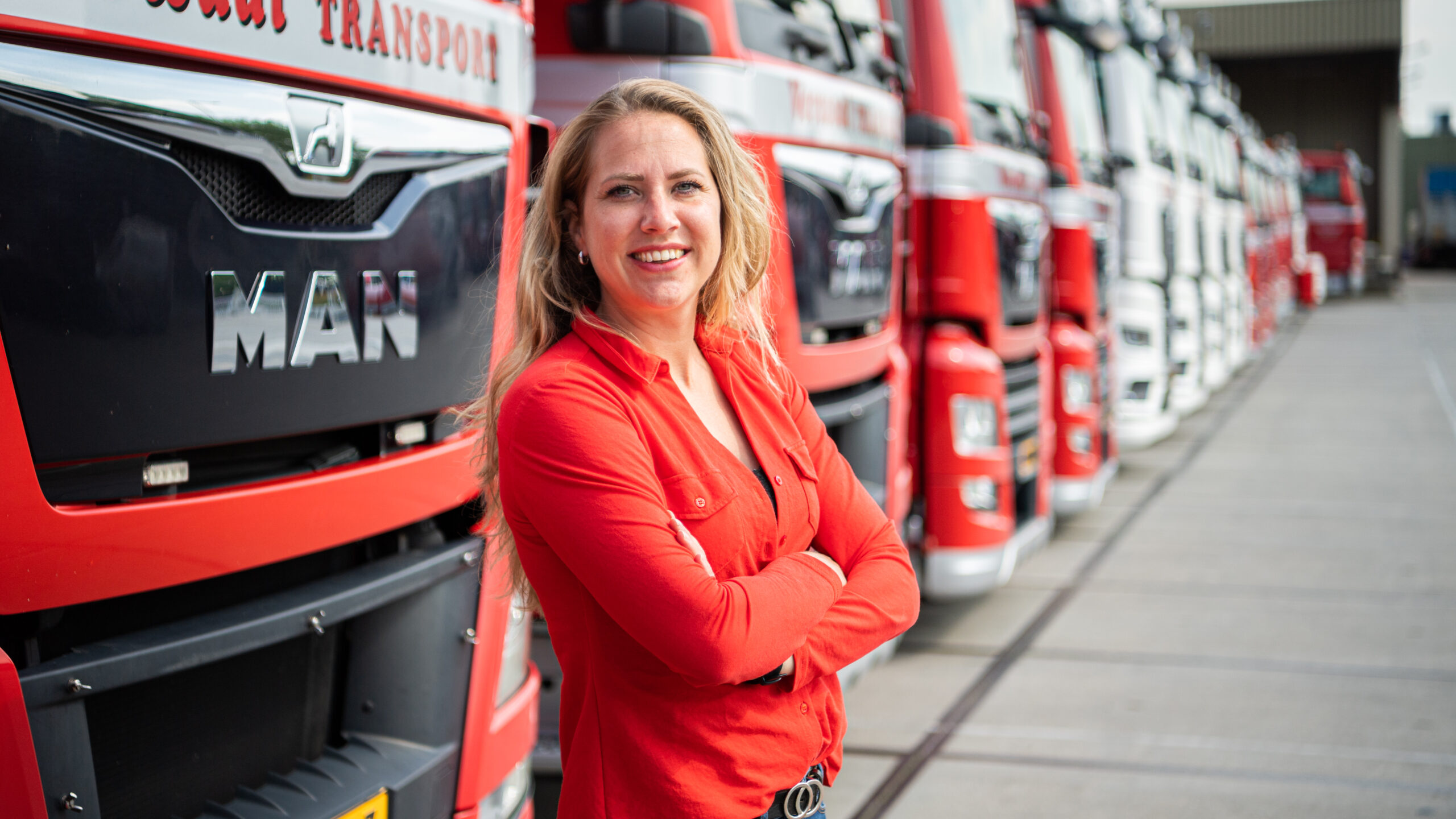 Medewerker commerciële zaken van Verwaal Transport bij het wagenpark