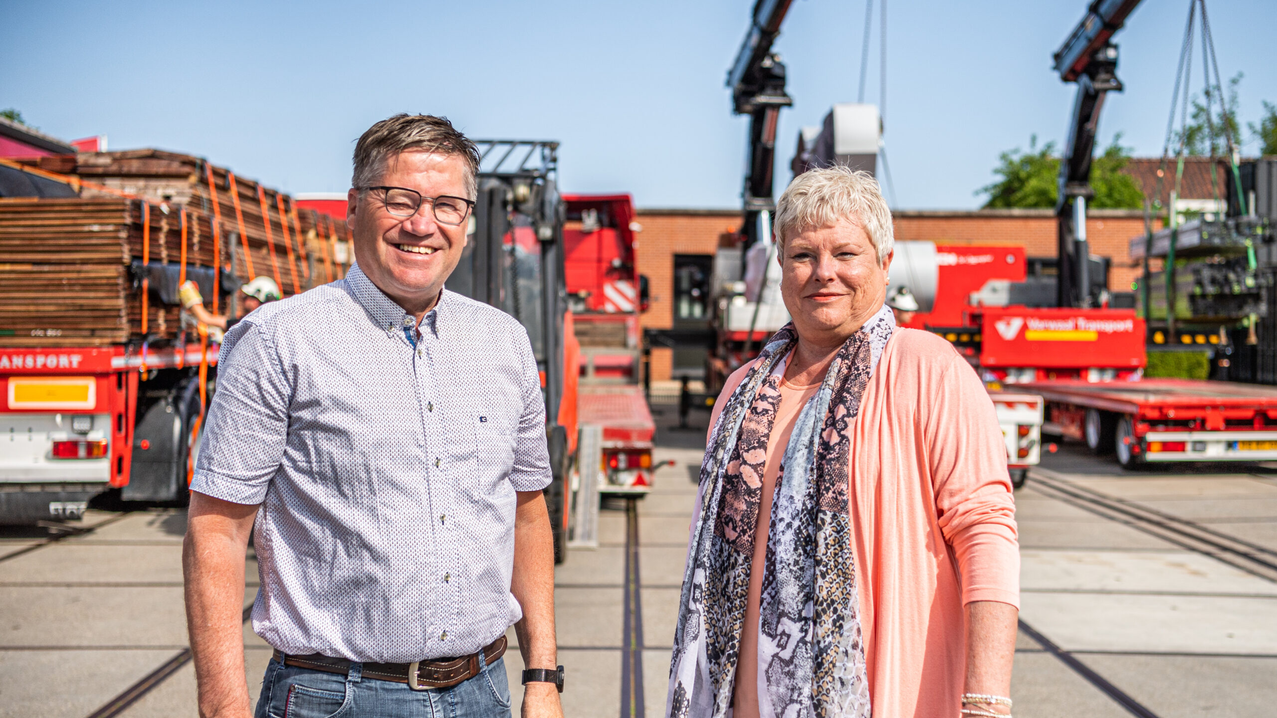 De directie van Verwaal Transport voor het wagenpark