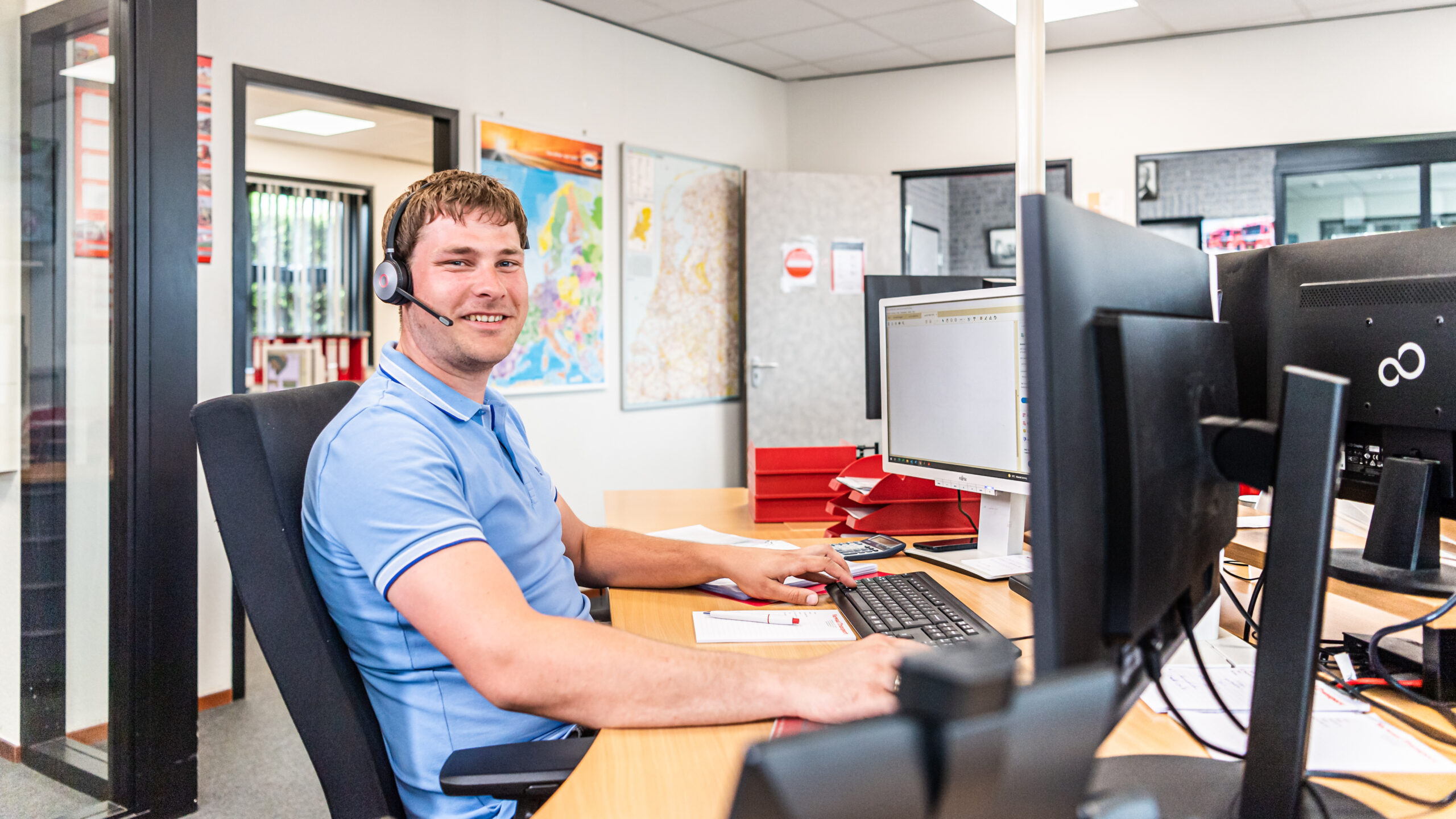 Planner van Verwaal Transport aan het werk op kantoor
