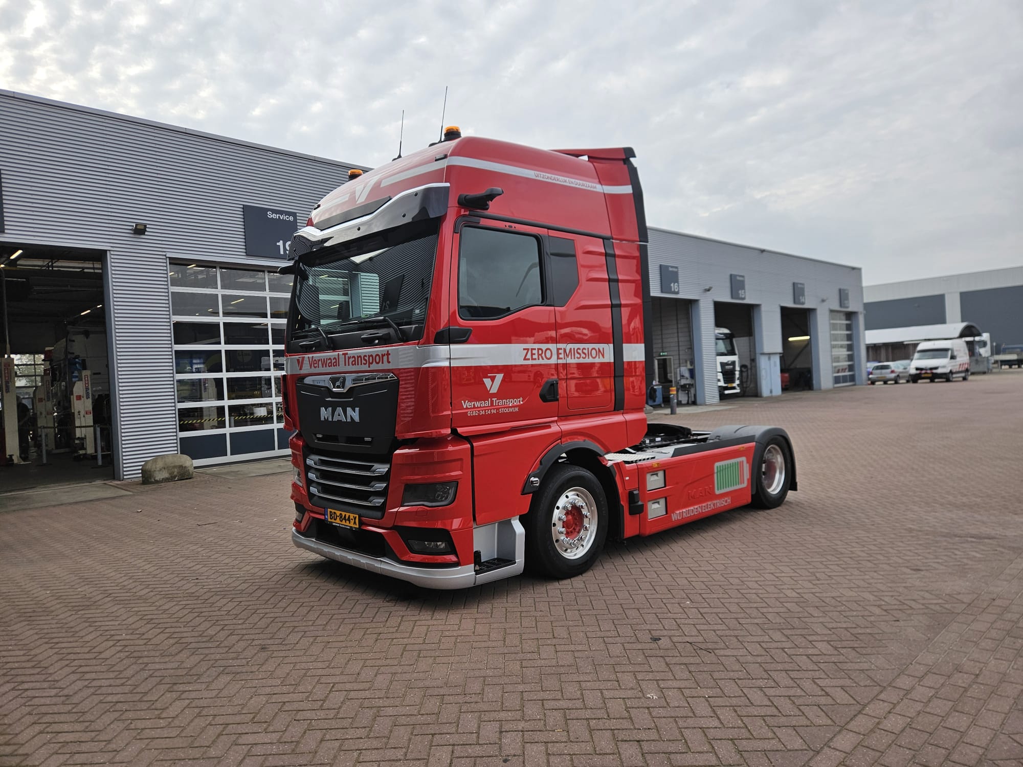 Elektrische MAN lowdeck trekker van Verwaal Transport bij Van Leeuwen Trucks